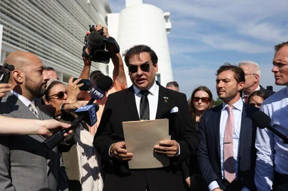 WEST ISLIP, NOVA IORQUE - 19 DE AGOSTO: O ex-deputado americano George Santos chega para uma audiência no Tribunal Distrital dos EUA, Distrito Leste de Nova York, Tribunal de Long Island em 19 de agosto de 2024 em West Islip, Nova York. Espera-se que Santos se declare culpado de acusações federais relacionadas a atividades fraudulentas em sua campanha para a Câmara de 2022, poucas semanas antes do início de seu julgamento federal. Santos foi expulso do Congresso em 2023, tornando-se o sexto membro da história da Câmara a ser destituído por colegas.   Michael M. Santiago/Getty Images/AFP (Foto de Michael M. Santiago / GETTY IMAGES AMÉRICA DO NORTE / Getty Images via AFP)<!-- NICAID(15844474) -->