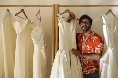 Porto Alegre, RS, Brasil, 25-05-2023: O estilista Carlos Bacchi no atelier dele, no bairro Rio Branco. Gravação do podcast sobre casamento "Antes do Sim". Foto: Mateus Bruxel / Agência RBS<!-- NICAID(15439310) -->