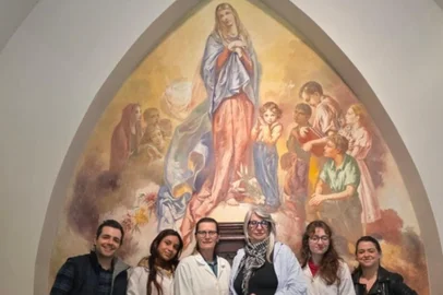 Restauração de mural de Aldo Locatelli é concluída em capela no Morro do Sabiá, em Porto Alegre.Legenda da foto (da esquerda para a direita): Lucas Volpatto, Jennifer Merencio Perez, Anice Jaroczinski, Cristiana Locatelli, Elisa Jung Marques da Rosa e Jacqueline Manica.<!-- NICAID(16343998) -->