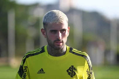 O Colorado começou nesta terça-feira (11/01) os trabalhos da temporada 2022. Após a reapresentação do elenco no turno da manhã com exames de covid-19, PCR e antígeno, o grupo voltou ao CT Parque Gigante à tarde e realizou atividades na academia e no gramado.<!-- NICAID(14987675) -->