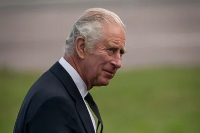 Britain's King Charles III walks to his plane at Aberdeen Airport to travel to London on September 9, 2022, following the death of his mother, Britain's Queen Elizabeth II the previous day. - Queen Elizabeth II, the longest-serving monarch in British history and an icon instantly recognisable to billions of people around the world, died at her Scottish Highland retreat on September 8. (Photo by Aaron Chown / POOL / AFP)Editoria: HUMLocal: AberdeenIndexador: AARON CHOWNSecao: imperial and royal mattersFonte: POOLFotógrafo: STR<!-- NICAID(15201838) -->