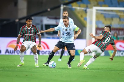 RS - FUTEBOL/CAMPEONATO BRASILEIRO 2025/GREMIO X FLUMINENSE - ESPORTES - Lance da partida entre Gremio e Fluminense disputada na noite desta quarta-feira, no Estadio do Maracanã, no Rio de Janeiro partida valida pela Campeonato Brasileiro 2026. FOTO: LUCAS UEBEL/GREMIO FBPAIndexador: Lucas UebelFonte: Gremio.netFotógrafo: Gremio x Fluminense<!-- NICAID(16213828) -->
