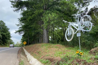 Monumento em Veranópolis lembra morte de ciclista e pede mais respeito e paz no trânsito<!-- NICAID(15008295) -->