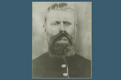 Emancipado em 12 de maio de 1988, Amaral Ferrador fica no sul gaúcho. O nome do município, de pouco mais de 5 mil habitantes, homenageia um militar que lutou ao lado dos farroupilhas e, posteriormente, defendeu o Império do Brasil.Lançado no ano passado, o livro José do Amaral Ferrador: na trilha de sua história, de Diderô Carlos Lopes, conta a trajetória desse personagem controverso da história do Rio Grande do Sul. O pesquisador também resgata a genealogia da família, desde as origens paulistas tropeiras de seus antepassados até seus descendentes, a partir de uma única filha até os pentanetos das gerações atuais.Amaral Ferrador nasceu em 18 de julho de 1808, em Rio Pardo. O pai era um aventureiro de Taubaté, Jozé do Amaral e Silva, que se casou com Francisca Dorotéa da Silva, provavelmente indígena, moradora da região, então uma zona de disputa de fronteiras entre portugueses e espanhóis.— Ele ingressou muito cedo na carreira militar. Com apenas 12 anos de idade, chegou ao quartel de Rio Pardo — conta o pesquisador.Identificado pela investigação como um rebelde antes de 1835, Amaral Ferrador foi capitão do Estado Maior da República Rio-Grandense. Depois do fim da Guerra dos Farrapos, lutou nas forças do Império do Brasil, inclusive na Guerra do Paraguai.O militar chegou à patente de coronel da Guarda Nacional no Rio Grande do Sul. Ele e a esposa, Josefa Francisca do Amaral, tiveram uma propriedade rural onde fica hoje o município de Amaral Ferrador. Na pesquisa, Diderô descobriu que possuíam escravizados. O casal teve uma única filha: Rosalina.Amaral Ferrador morreu em 24 de maio de 1879, aos 70 anos. Em 1949, foi homenageado no nome da localidade no sul do Estado, que pertencia a Encruzilhada do Sul.A origem do município está em uma sesmaria de Manuel Bueno de Vargas e de sua esposa, Desidéria Maria Prates, oriundos de Itu, no interior de São Paulo. A localidade teve outros nomes anteriormente: Capela de São José do Camaquã, Freguesia de São José do Patrocínio, Vila de São José do Patrocínio e Abolição.<!-- NICAID(16274862) -->