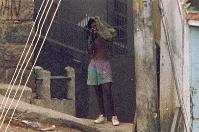 Traficante armado com fuzil, na comunidade da Fallet (morro do Fogueteiro), dispara contra repórteres de Zero Hora