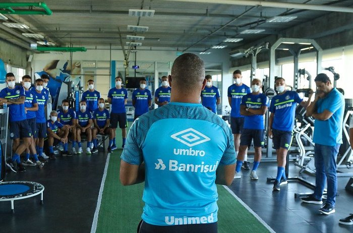 Grêmio freia busca por reforços e aguarda desempenho do time de transição no Gauchão