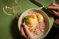 Novo menu do restaurante Giostra, em Gramado, que completa dois anos em 2026.Vireias à parmeggiana.<!-- NICAID(16361758) -->