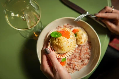 Marcos Moreira / Divulgação Novo menu do restaurante Giostra, em Gramado, que completa dois anos em 2026.Vireias à parmeggiana.<!-- NICAID(16361758) -->