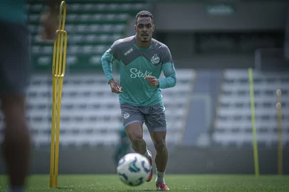 Fernando Alves / E.C. Juventude / Divulgação Treino do Juventude para a sequência da Série A. Na foto, o volante Caíque.<!-- NICAID(16169316) -->