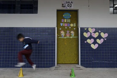 Eldorado do Sul, RS, Brasil, 24-06-2024: Porta de sala de aula decorada para receber estudantes. A Escola Municipal de Ensino Fundamental David Riegel Neto, no centro de Eldorado do Sul, foi severamente atingida pela enchente em maio. A instituição foi reaberta após trabalho intenso de limpeza realizado por professores e voluntários e graças a doações. Foto: Mateus Bruxel / Agência RBS<!-- NICAID(15796792) -->