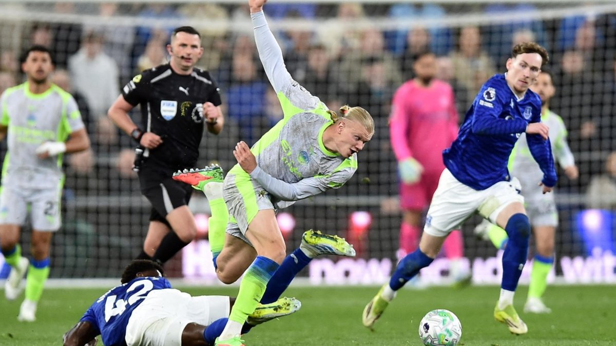 Em jogo com final emocionante, Manchester City empata com o Everton e ...