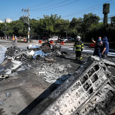 Queda de avião na zona oeste de SP deixa dois mortos e dois feridosSP - AVIÃO/QUEDA/SP/ZONA OESTE - GERAL - Um avião de pequeno porte caiu na Avenida Marques de São Vicente, na Barra Funda,   zona oeste de São Paulo, na manhã desta sexta-feira, 7. Segundo o Corpo de   Bombeiros, as informações iniciais são de dois mortos e dois feridos. Restos de   combustíveis se espalharam sobre um ônibus e carros que estavam na via e pegaram   fogo. Os dois mortos são os ocupantes da aeronave, cujas identidades ainda não   foram divulgadas. Os feridos são uma idosa, ocupante do ônibus, e um motociclista.   Ambos tiveram ferimentos leves, segundo o Corpo dos Bombeiros. O ônibus estava   quase vazio na hora do acidente. A avenida, uma das mais movimentadas da região   permanece interditada.   07/02/2025 - Foto: FELIPE RAU/ESTADÃO CONTEÚDOEditoria: GERALLocal: SÃO PAULOIndexador: FELIPE RAUFonte: AGÃŠNCIA ESTADOFotógrafo: ESTADÃO CONTEÚDO<!-- NICAID(15971111) -->