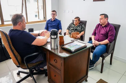 Encontro na sede do PP: presidente estadual do partido, deputado federal Covatti Filho, e vereadores de Caxias do Sul Alexandre Bortoluz (PP), Gladis Frizzo (MDB) e Adriano Bressan (PRD).<!-- NICAID(15702613) -->