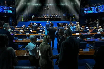 O Senado aprovou, nesta quarta-feira (11), o Projeto de Lei que aumenta as penas para os crimes cometidos nas dependências de instituições de ensino. O texto segue agora para a sanção do presidente Luiz Inácio Lula da Silva (PT).Pela proposta, am a ser considerados crimes hediondos o homicídio, a lesão corporal dolosa de natureza gravíssima, além da lesão corporal seguida de morte praticados nesse tipo de instituição, o que impõe regras mais rigorosas, como a impossibilidade de fiança e o início da pena em regime fechado.<!-- NICAID(16058461) -->