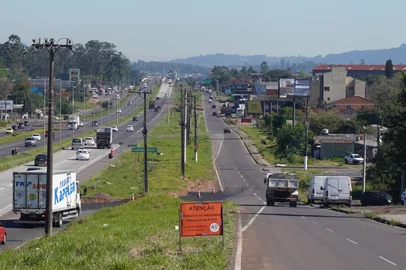 Motoristas que trafegam pela RS-118, em Gravataí, na Região Metropolitana, devem ficar atentos a mudanças no trânsito a partir desta segunda-feira (29). A pista lateral da rodovia está totalmente bloqueada no sentido Viamão–Sapucaia, na altura da Avenida Brasil. A mudança já está valendo.<!-- NICAID(16134996) -->