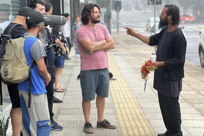 As gravações do documentário “A Rua e a Casa” tiveram início em Caxias do Sul, marcando mais uma etapa desse projeto que busca dar voz a histórias que raramente são ouvidas. Com produção independente e viabilizado por meio da Lei Paulo Gustavo, o filme mergulha na realidade das pessoas em situação de rua, acompanhando suas trajetórias, desafios e conquistas.O projeto nasceu a partir de oficinas de produção audiovisual realizadas junto aos usuários do Centro POP RUA, em parceria com o Centro Universitário da Serra Gaúcha (FSG).<!-- NICAID(15994769) -->