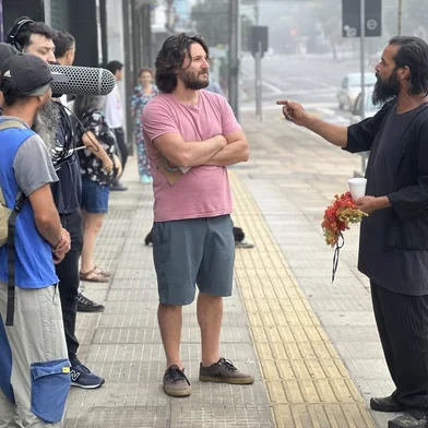 As gravações do documentário “A Rua e a Casa” tiveram início em Caxias do Sul, marcando mais uma etapa desse projeto que busca dar voz a histórias que raramente são ouvidas. Com produção independente e viabilizado por meio da Lei Paulo Gustavo, o filme mergulha na realidade das pessoas em situação de rua, acompanhando suas trajetórias, desafios e conquistas.O projeto nasceu a partir de oficinas de produção audiovisual realizadas junto aos usuários do Centro POP RUA, em parceria com o Centro Universitário da Serra Gaúcha (FSG).<!-- NICAID(15994769) -->