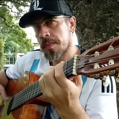Requiem - Viola e Filosofia: O Arquétipo e a Transfiguração do Caipira, escrito por Sidnei Oliveira.O autor nasceu em Cazuza Ferreira – São Francisco de Paula, e desde 2005, mora em São Paulo<!-- NICAID(15694624) -->