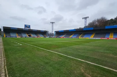 Grêmio decidirá a vaga na Copa Libertadores em um estádio com boa estrutura, porém em um gramado irregular, repleto de falhas e ondulações<!-- NICAID(15779469) -->