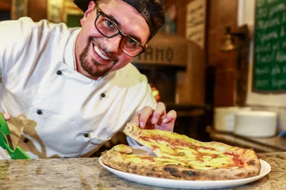 CANELA, RS, BRASIL, 03/05/2023. Pizzaiolo e empresário Peterson Secco, de Canela, mostra os segredos para o preparo da tradicional pizza napoletana. Em abril ele venceu campeonato nacional de pizzaiolos, em São Paulo. (Neimar De Cesero/Agência RBS)<!-- NICAID(15419179) -->