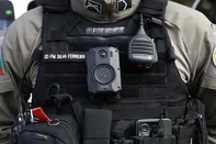 Porto Alegre, RS, Brasil — Policiais militares acompanham, em tempo real, o atendimento de ocorrências realizado com apoio das câmeras corporais da Brigada Militar. O sistema permite que o Copom monitore as ações das equipes nas ruas, registrando imagens, deslocamentos e procedimentos durante os atendimentos.<!-- NICAID(16287372) -->