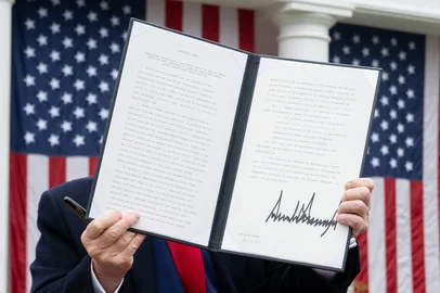 Trump delivers remarks on reciprocal tariffsUS President Donald Trump holds a signed executive order after delivering remarks on reciprocal tariffs during an event in the Rose Garden entitled "Make America Wealthy Again" at the White House in Washington, DC, on April 2, 2025. Trump geared up to unveil sweeping new "Liberation Day" tariffs in a move that threatens to ignite a devastating global trade war. Key US trading partners including the European Union and Britain said they were preparing their responses to Trump's escalation, as nervous markets fell in Europe and America. (Photo by SAUL LOEB / AFP)Editoria: FINLocal: WashingtonIndexador: SAUL LOEBSecao: metal and mineralFonte: AFPFotógrafo: STF<!-- NICAID(16008945) -->