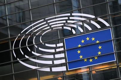This photograph shows the European flag displayed on the Altiero-Spinelli building, the European Parliament in the European Quarter of Brussels on February 24, 2025. (Photo by JOHN THYS / AFP)Editoria: POLLocal: BrusselsIndexador: JOHN THYSSecao: diplomacyFonte: AFPFotógrafo: STR<!-- NICAID(15982515) -->