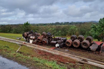 Caminhão sai da pista e tomba na BR-448, entre Canoas e Esteio<!-- NICAID(15477416) -->