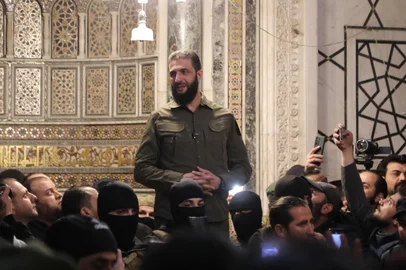 The leader of Syria's Islamist Hayat Tahrir al-Sham (HTS) group that headed a lightning rebel offensive snatching Damascus from government control, Abu Mohammed al-Jolani, address a crowd at the capital's landmark Umayyad Mosque on December 8, 2024. Jolani, now using his real name Ahmed al-Sharaa, gave a speech as the crowd chanted "Allahu akbar (God is greatest)," a video shared by the rebels on their Telegram channel showed. (Photo by Aref TAMMAWI / AFP)Editoria: WARLocal: DamascusIndexador: ABDULAZIZ KETAZSecao: armed conflictFonte: AFPFotógrafo: STR<!-- NICAID(15931032) -->