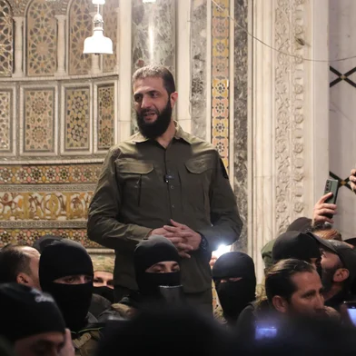The leader of Syria's Islamist Hayat Tahrir al-Sham (HTS) group that headed a lightning rebel offensive snatching Damascus from government control, Abu Mohammed al-Jolani, address a crowd at the capital's landmark Umayyad Mosque on December 8, 2024. Jolani, now using his real name Ahmed al-Sharaa, gave a speech as the crowd chanted "Allahu akbar (God is greatest)," a video shared by the rebels on their Telegram channel showed. (Photo by Aref TAMMAWI / AFP)Editoria: WARLocal: DamascusIndexador: ABDULAZIZ KETAZSecao: armed conflictFonte: AFPFotógrafo: STR<!-- NICAID(15931032) -->