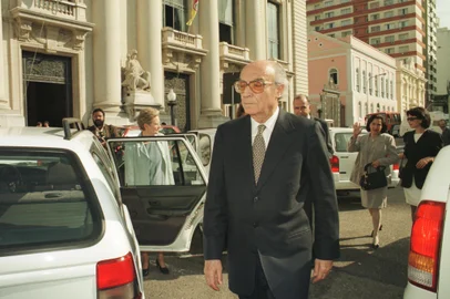 Nobel de Literatura de 1998, José Saramago esteve em Porto Alegre e recebeu o título de Doutor Honoris Causa da UFRGS.#ENVELOPE: 236061<!-- NICAID(9985032) -->