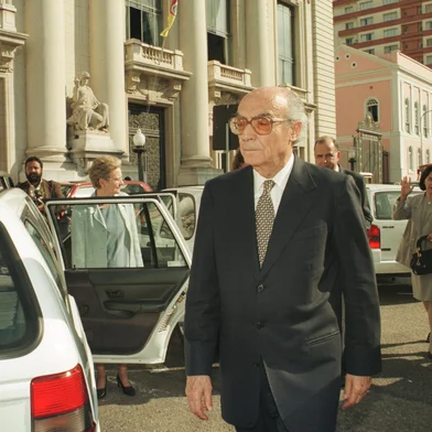Nobel de Literatura de 1998, José Saramago esteve em Porto Alegre e recebeu o título de Doutor Honoris Causa da UFRGS.#ENVELOPE: 236061<!-- NICAID(9985032) -->