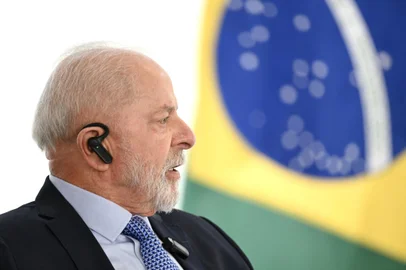 Brazil's President Luiz Inacio Lula da Silva (L) talks with the new Argentine ambassador to Brazil, Guillermo Daniel Raimondi (not depicted), during a meeting at the Planalto Palace in Brasilia on November 14, 2024. (Photo by EVARISTO SA / AFP)Editoria: POLLocal: BrasíliaIndexador: EVARISTO SASecao: diplomacyFonte: AFPFotógrafo: STF<!-- NICAID(15913726) -->