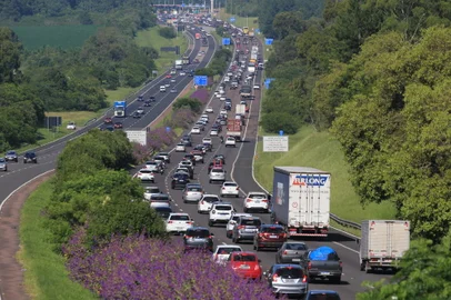 02/01/2024 - GLORINHA, RS, BRASIL - Os primeiros dias do ano tem movimentação intensa de veículos na Freeway, após o fim das festas de final de ano. Na imagem, a movimentação em Glorinha. FOTO: RONALDO BERNARDI, AGÊNCIA RBS<!-- NICAID(15639072) -->