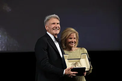 US actor Harrison Ford poses on stage with French Director of the Cannes film festival Iris Knobloch after he was awarded with an Honourary Palme d'or prior to the screening of the film "Indiana Jones and the Dial of Destiny" during the 76th edition of the Cannes Film Festival in Cannes, southern France, on May 18, 2023. (Photo by Valery HACHE / AFP)Editoria: ACELocal: CannesIndexador: VALERY HACHESecao: cinemaFonte: AFPFotógrafo: STF<!-- NICAID(15432962) -->