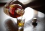 Bebida com gosto de madeira? Descubra por que vinhos e uísques am por barricas de carvalho