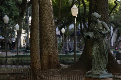 FONTES HISTÓRICAS DE PORTO ALEGREPorto Alegre, RS, Brasil, 12-06-2025: Fonte A Samaritana na Praça da Alfândega. Algumas fontes no Centro Histórico da cidade aram por restauro. Foto: Mateus Bruxel / Agência RBSIndexador: MATEUS BRUXEL<!-- NICAID(16058470) -->