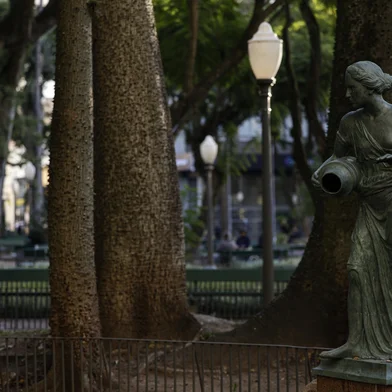 FONTES HISTÓRICAS DE PORTO ALEGREPorto Alegre, RS, Brasil, 12-06-2025: Fonte A Samaritana na Praça da Alfândega. Algumas fontes no Centro Histórico da cidade passaram por restauro. Foto: Mateus Bruxel / Agência RBSIndexador: MATEUS BRUXEL<!-- NICAID(16058470) -->