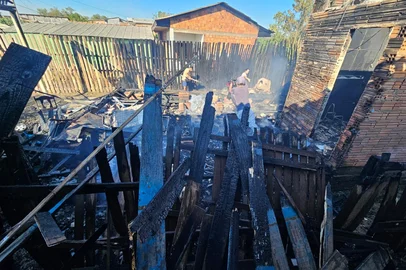 Incêndio destrói casa e atinge outras duas residências na Ilha dos Marinheiros em Porto Alegre<!-- NICAID(16022787) -->