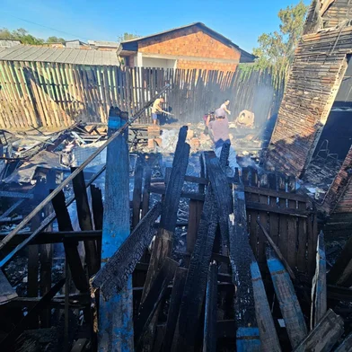 Incêndio destrói casa e atinge outras duas residências na Ilha dos Marinheiros em Porto Alegre<!-- NICAID(16022787) -->