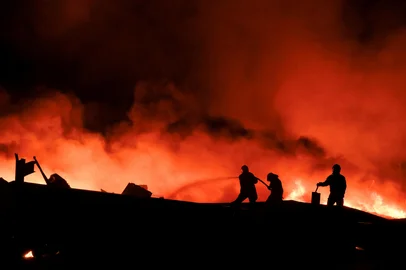Luis ROBAYO / AFP Firefighters work to extinguish a fire after an explosion in an industrial area of Ezeiza, Buenos Aires province, Argentina on November 15, 2025. Powerful explosions rocked an industrial area and ignited a fire south of Buenos Aires on the night of November 14, 2025, officials said, with at least 22 people sent to the hospital. (Photo by Luis ROBAYO / AFP)Editoria: DISLocal: EzeizaIndexador: LUIS ROBAYOSecao: explosionFonte: AFPFotógrafo: STF<!-- NICAID(16168061) -->