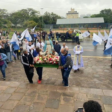 Cortejo durou 35 minutos e percorreu ruas do bairro Vila Ipiranga até chegar na paróquia Santuário Nossa Senhora Aparecida.