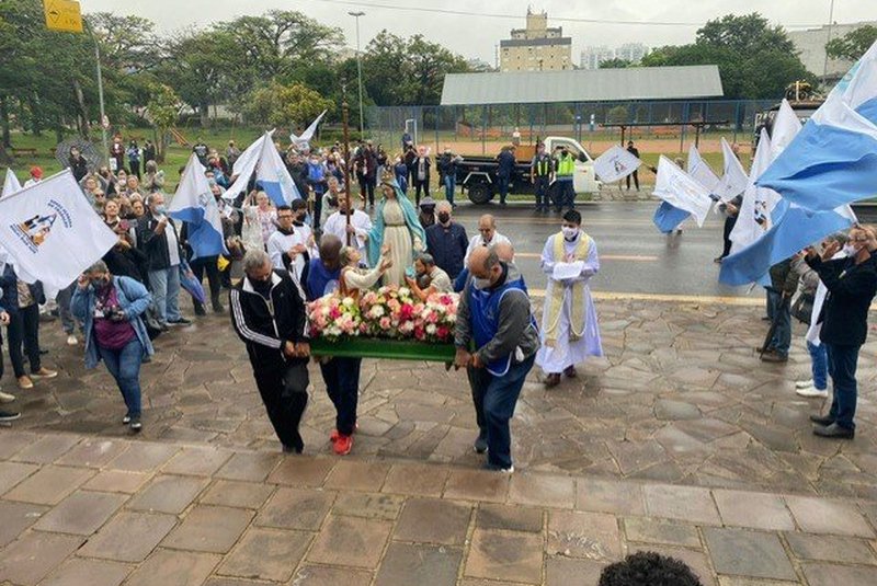 Cortejo durou 35 minutos e percorreu ruas do bairro Vila Ipiranga até chegar na paróquia Santuário Nossa Senhora Aparecida.