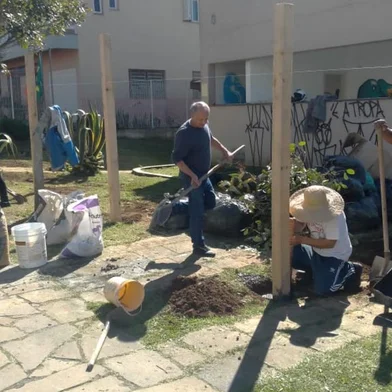 Moradores se mobilizam para revitalizar antigo módulo da BM, no bairro Cruzeiro, em Caxias do Sul. No domingo, grupo fez a colocação de estacas de madeira e a limpeza da área. A intenção é concluir o cercamento no próximo final de semana.<!-- NICAID(15182883) -->