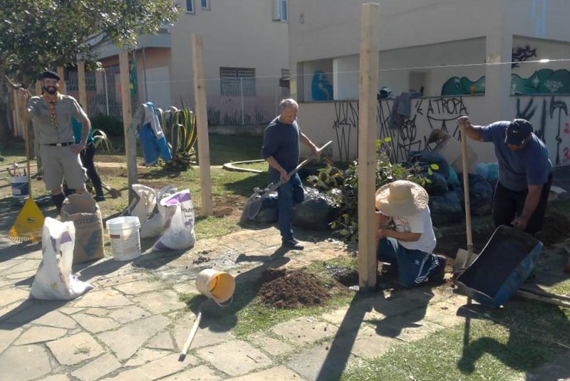 Moradores se mobilizam para revitalizar antigo módulo da BM, no bairro Cruzeiro, em Caxias do Sul. No domingo, grupo fez a colocação de estacas de madeira e a limpeza da área. A intenção é concluir o cercamento no próximo final de semana.<!-- NICAID(15182883) -->