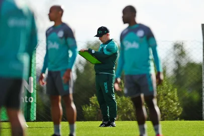 CAXIAS DO SUL, RS, BRASIL. 14.05.2025. O técnico Claudio Tencati realizou o primeiro treino no Juventude, no CT do clube. (Ulisses Castro / Agência RBS).<!-- NICAID(16037131) -->