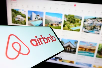 Stuttgart, Germany - 11-30-2022: Smartphone with logo of American homestay marketplace company Airbnb Inc. on screen in front of business website. Focus on right of phone display. Foto: Timon / stock.adobe.comFonte: 553745751<!-- NICAID(15999422) -->