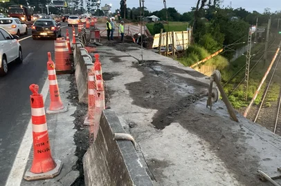 Problema estrutural em uma obra do DNIT no viaduto sobre a via férrea impede circulação de trens.<!-- NICAID(16265254) -->