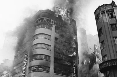 No dia 27 de abril de 1976, em uma das esquinas mais movimentadas do centro de Porto Alegre (Avenida Otávio Rocha com a Rua Doutor Flores), incendiava-se o prédio de oito andares das Lojas Renner. A fumaça formou uma gigantesca nuvem negra, que poderia ser vista a mais de 10 quilômetros de distância. A capital gaúcha parou para assistir a uma das maiores tragédias de sua história. O fogo durou mais de sete horas. Nos dias seguintes, os bombeiros procuravam vítimas entre os escombros. Na época, falou-se em 27, 28, 29, 30 e até 40 mortos. O número de feridos aproximou-se de cem. #envelope: 114161<!-- NICAID(9747594) -->