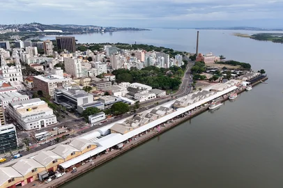 PORTO ALEGRE, RS, BRASIL, 23-03-2026: Montagem das estruturas para o South Summit Brazil, que acontece do dia 25 a 27 de março, no Cais Mauá, em Porto Alegre. Foto: Bruno Todeschini/Agência RBS<!-- NICAID(16250923) -->